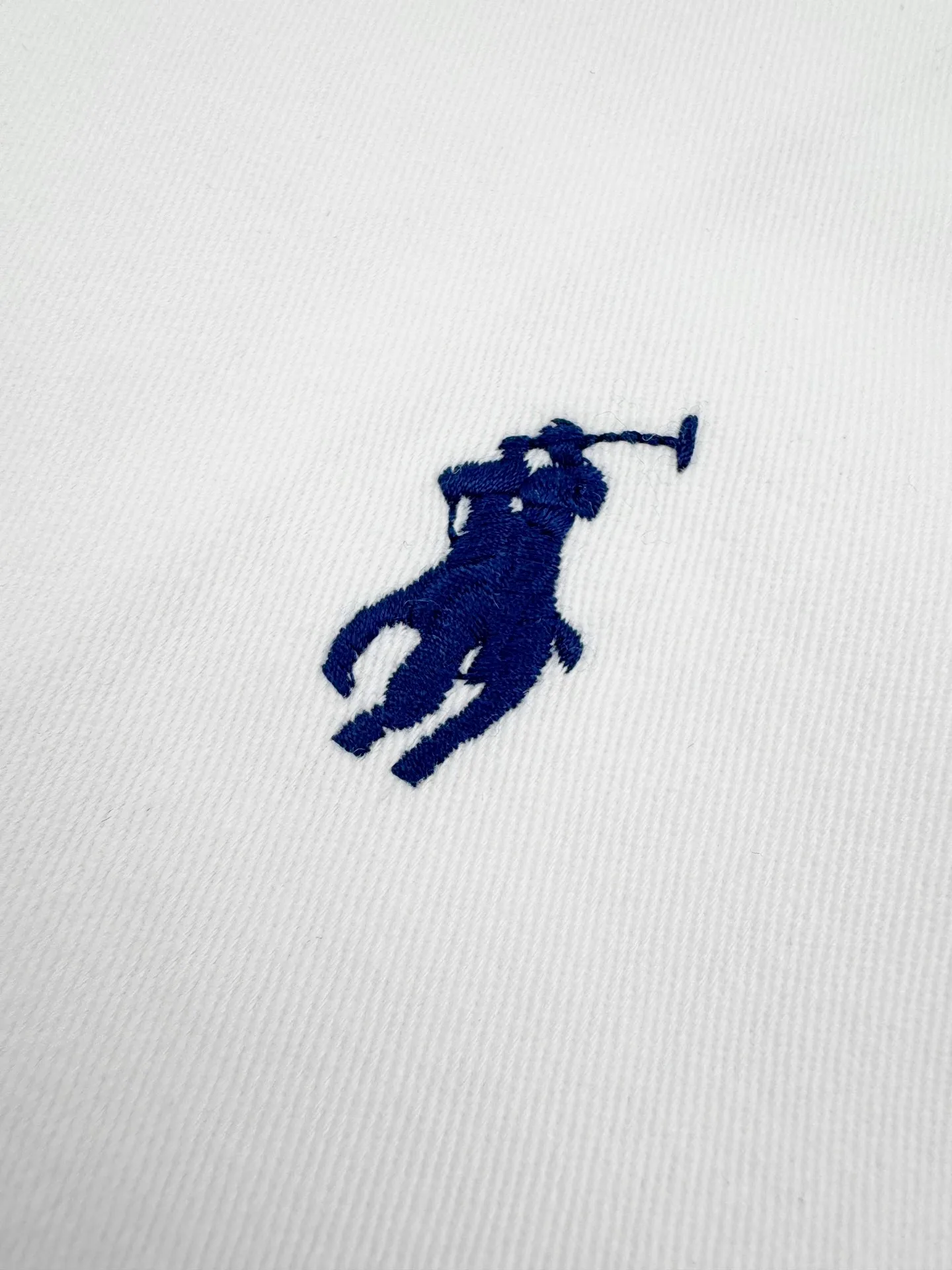 P460 Ralph Lauren embroidered zipper jacket. Customized cloud-velvet white twill cotton. Soft and silky. Comfortable against the skin. Dressed in pure white. Exuding innate elegance. Exquisite indigo pony logo embellished with it. Fully recognizable. Bringing an atmosphere of freedom and vitality. Pure and smart color symphony. Reconstructing classics with neat silhouettes and defining modern relaxation with versatile genes. Process 1: Using imported machine embroidery technology. Use advanced computer control systems and precision mechanical components to achieve iconic pony embroidery operations with high precision and smooth and delicate lines. Process 2: Template machine bag opening. The preset template guides the position, shape and size of the bag opening. The accuracy ensures the quality of the bag opening effect. Process 3: The hem is made in one go using a three-needle waist-drawing machine. The elastic band and fabric are sewn together in the same process using the machine's special needle position and feeding mechanism. The three-needle design is stronger and can evenly distribute pressure. Ensure that the elastic band and the fabric are closely attached. Process 4: The fabrics are washed carefully and have a better hand feel. Not easy to deform, not easy to shrink, not easy to fade, and maintain long-term beauty. Accessories: Customized 1:1 Ralph Lauren engraved buckle Customized 1:1 Ralph Lauren bronze zipper Customized 1:1 Ralph Lauren trademark Version: Fitted version Size: S M L XL